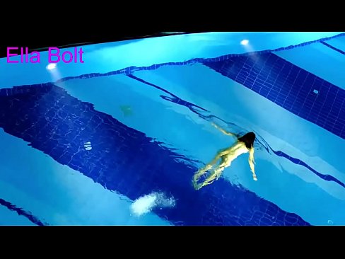 ❤️ لا أستطيع التوقف عن المشاهدة ، تم القبض على شقراء شابة تسبح عارية في مسبح منتجع ELLA BOLT ❤️